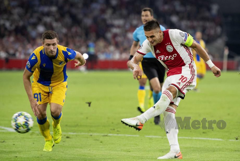 TADIC (kanan) menjaringkan gol kedua Ajax. — FOTO EPA