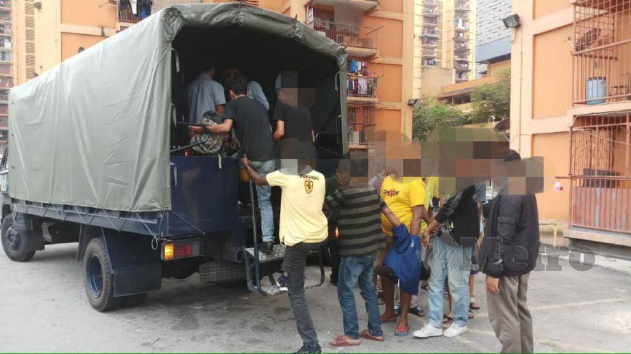 SEBAHAGIAN daripada 45 individu ditahan menerusi Ops Tapis di sekitar ibu negara pada Rabu hingga Jumaat lalu. FOTO ihsan polis.