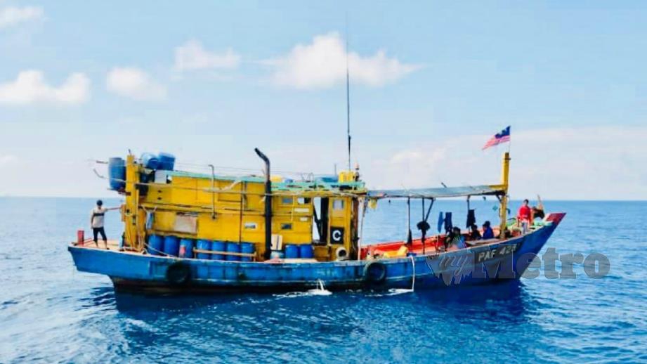 Bot nelayan Vietnam yang ditahan penguat kuasa Selasa lalu. FOTO Ihsan APMM