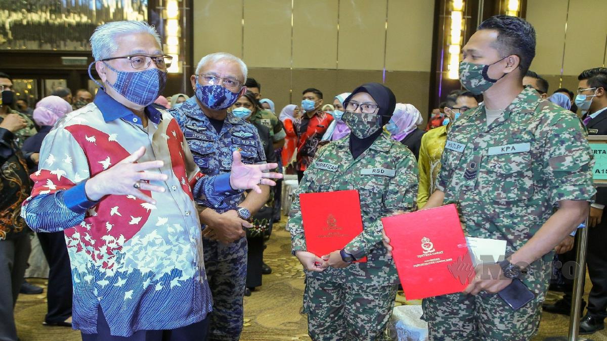 DATUK Seri Ismail Sabri Yaakob bersama Panglima Angkatan Tentera Malaysia (ATM), Jeneral Tan Sri Affendi Buang (dua dari kiri) beramah mesra bersama penerima anugerah pada Majlis Anugerah Perkhidmatan Cemerlang dan Pingat Perkhidmatan dan Pekerti Terbilang Kementerian Pertahanan Tahun 2021. FOTO ASYRAF HAMZAH