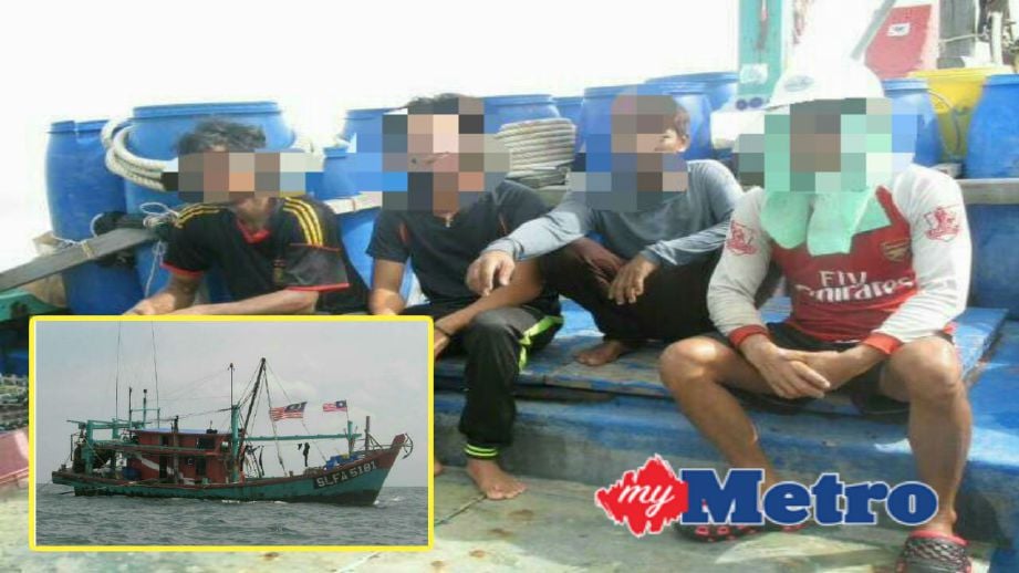 Empat nelayan warga Mynamar yang ditahan anggota APMM di perairan Kuala Sungai Bernam dekat Hutan Melintang, semalam. Gambar kecil bot nelayan tempatan yang ditahan. FOTO ihsan APMM.