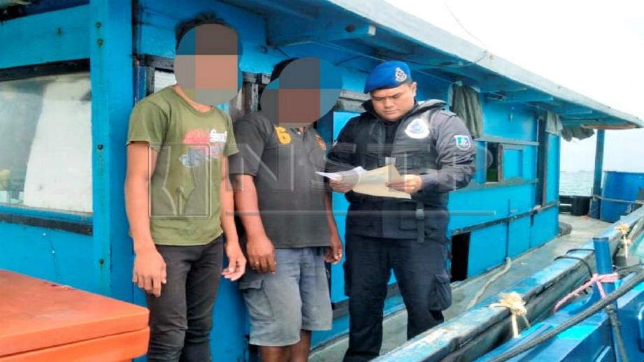  ANGGOTA PPM meneliti dokumen nelayan yang ditahan. FOTO Ihsan PPM