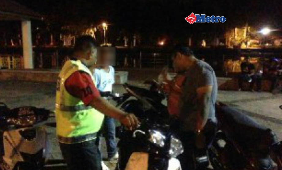 Polis memeriksa penunggang motosikal pada Op Samseng Jalanan. FOTO Ihsan Polis
