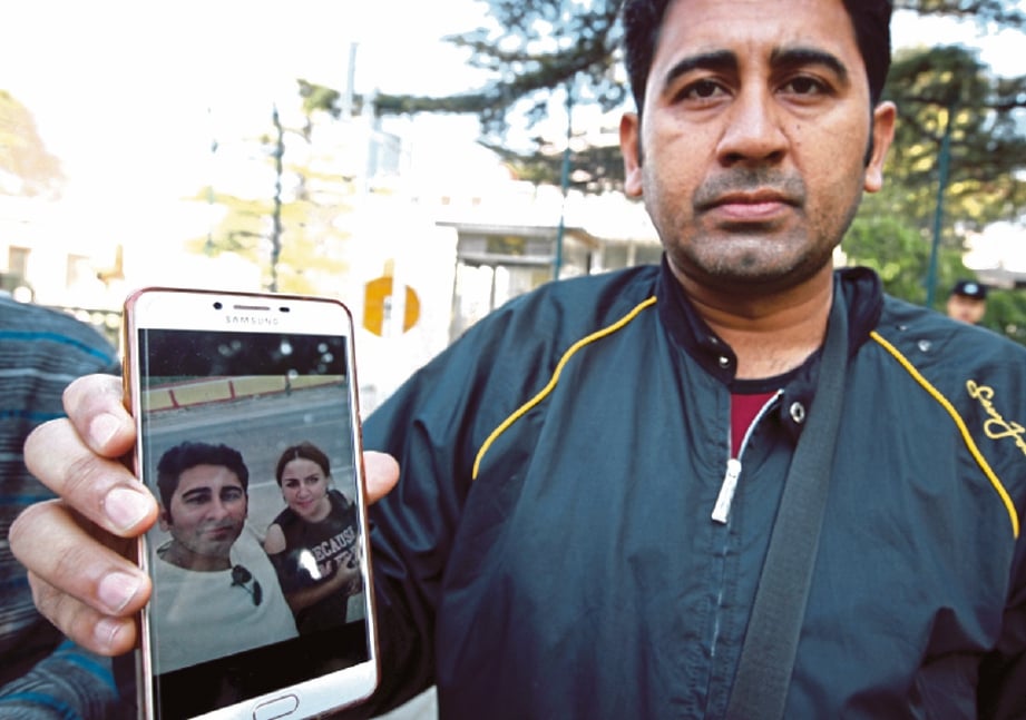 SEORANG lelaki Pakistan menunjukkan gambar bersama isteri di telefon bimbitnya. Dia mencari jawapan mengenai kehilangan wanita itu, tahun lalu.