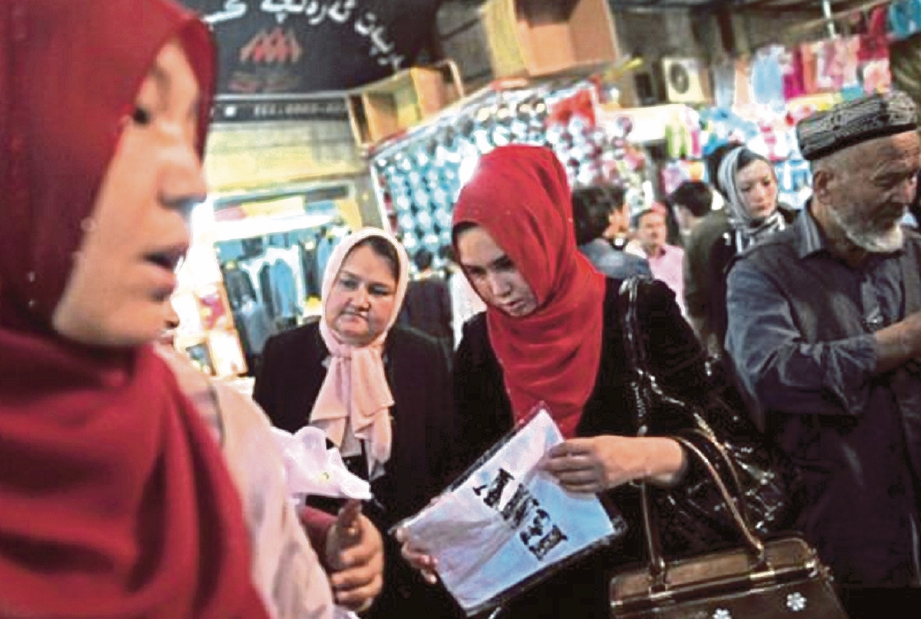 WANITA Uighur membeli-belah di sebuah bazar di Hotan.