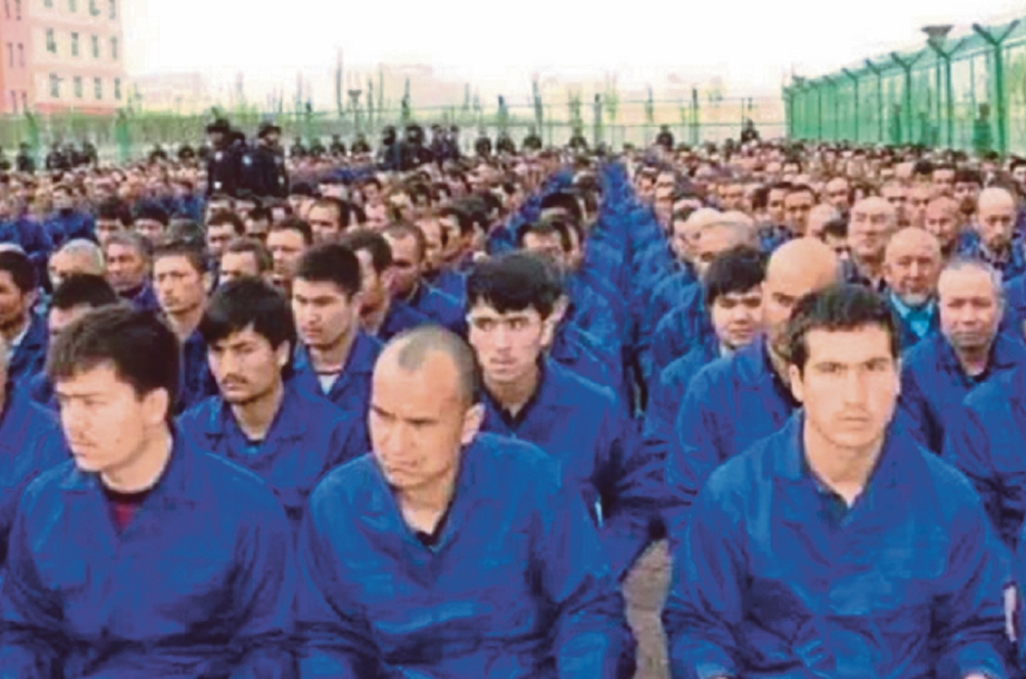 GAMBAR tersebar di media sosial pada April 2017 menunjukkan tahanan di sebuah kem penahanan di Hotan. Jutaan golongan Uighur dipercayai ditahan di kem seumpama ini dalam usaha memaksa mereka meninggalkan Islam.