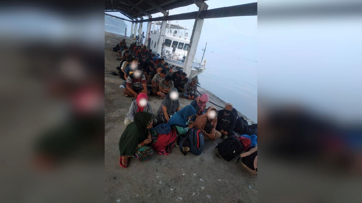ANTARA Pati yang ditahan kerana cuba masuk  ke negara tanpa permit menggunakan sebuah bot di kedudukan 2.5 batu nautika dari Pulau Talang, dekat Manjung. FOTO Ihsan Polis 