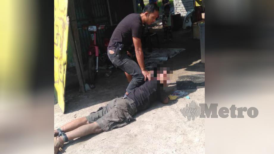 POLIS menahan lelaki berusia 51 tahun selepas menyamar sebagai anggota polis dan menyamun seorang pekerja hotel dalam serbuan di rumahnya di Jalan Bagan Lalang, Bukit Mertajam, hari ini. FOTO ihsan polis.