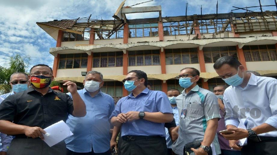 AMIRUDIN (kiri) meninjau keadaan bangunan selepas kejadian kebakaran asrama di Maahad Integrasi Tahfiz Selangor Istana Bandar, Kuala Langat. FOTO Faiz Anuar
