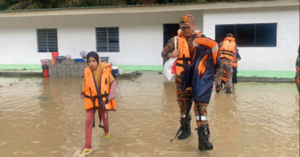 Pelajar tahfiz, penduduk terperangkap banjir