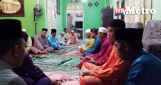 Majlis tahlil yang diadakan di rumah keluarga isteri arwah Kapten Hasman Hussin di FELDA Palong 13. - Foto Ihsan SITI HAZWANI
