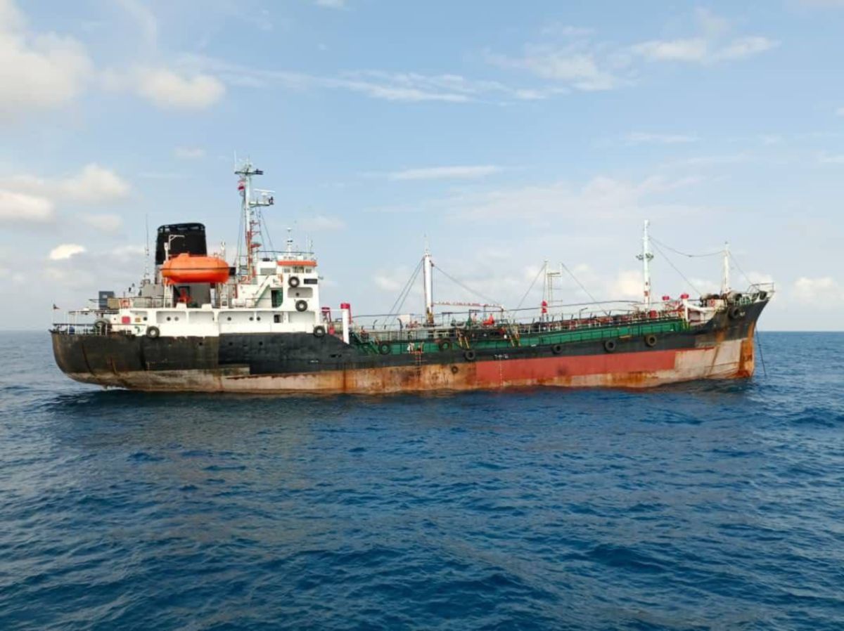 APMM menahan sebuah kapal berdaftar di Saint Kitts and Nevis bersauh tanpa kebenaran di Tanjung Sedili Kechil, di Kota Tinggi, semalam. FOTO IHSAN APMM