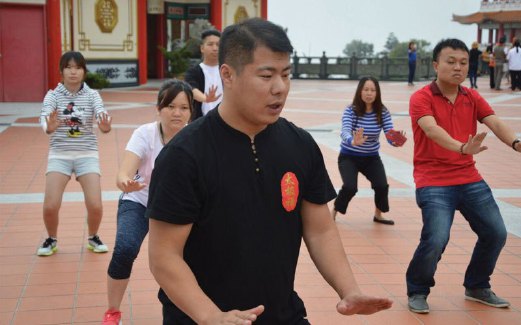 MASTER Li Junjie menunjukkan cara pergerakan taici kepada pengamal media.