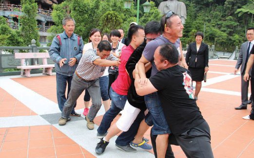 MASTER Li Tianjin beradu tenaga kekuatan bersama tiga pengamal media tempatan.