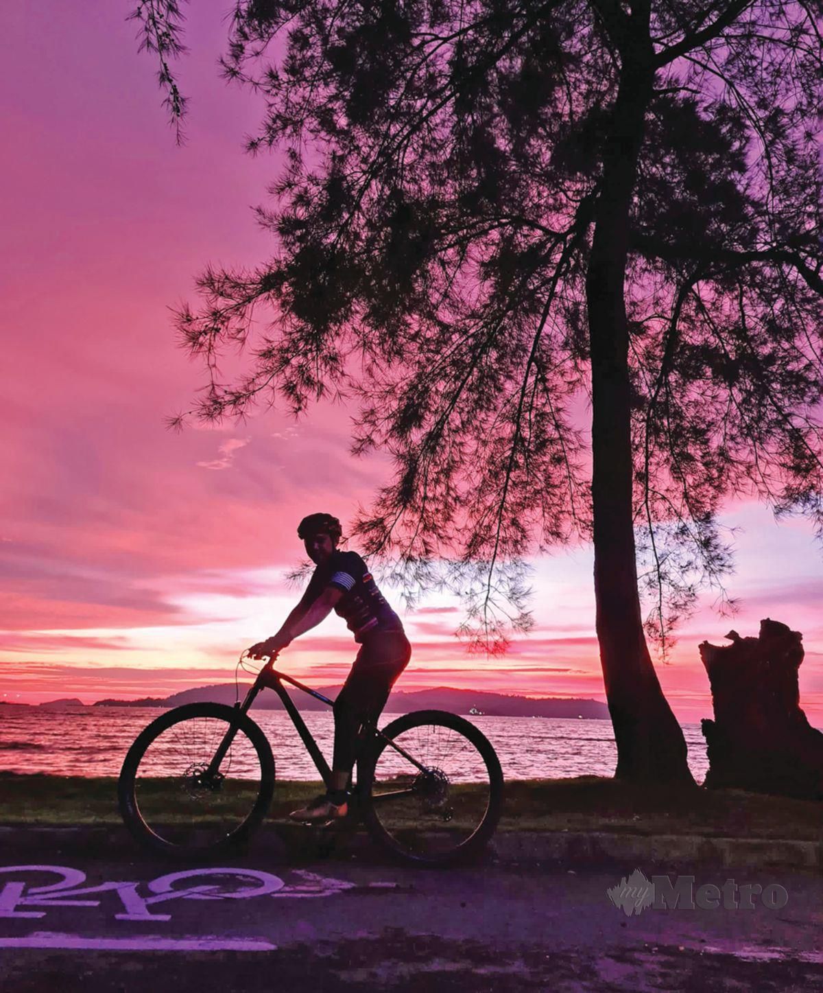 SAMBIL beriadah, anda bersama keluarga boleh menikmati keindahan matahari terbenam di Taman awam Teluk Likas.