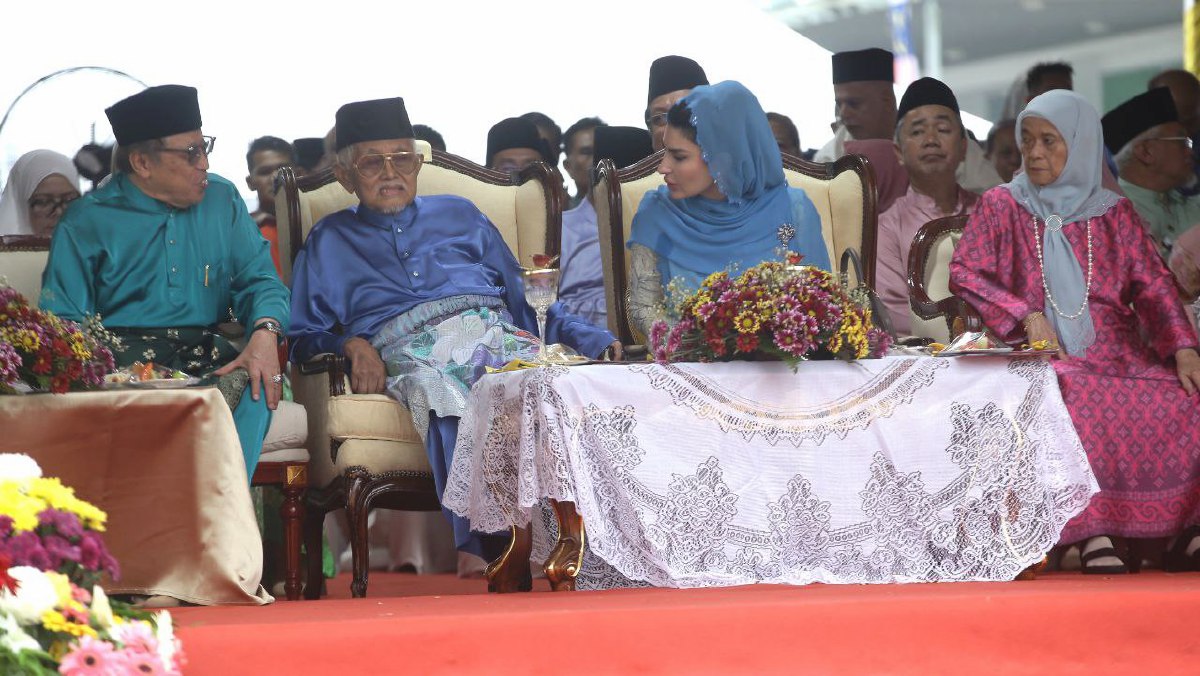 ABDUL Taib serta isteri bersama Abang Johari hadir pada Perhimpunan dan Perarakan Maulidur Rasul Sempena Sambutan Maulidur Rasul Peringkat Sarawak. FOTO Nadim Bokhari.