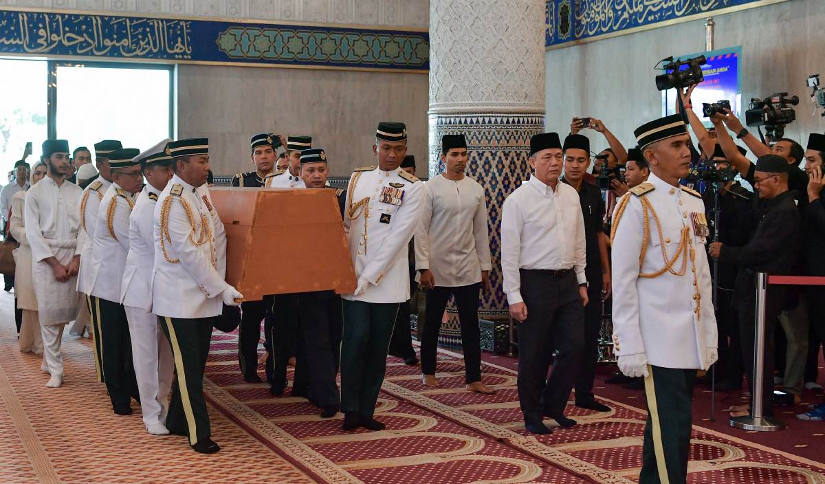 FADILLAH (dua, kanan) mengiringi jenazah bekas Yang Dipertua Sarawak Allahyarham Tun Abdul Taib Mahmud, yang dibawa masuk ke Dewan Solat, Masjid Negara untuk solat jenazah. FOTO BERNAMA