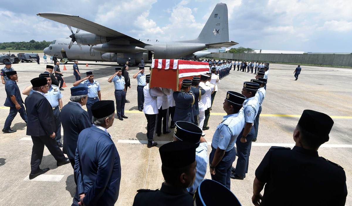 SULTAN Selangor Sultan Sharafuddin Idris Shah (tiga, kiri) berkenan mengiringi dan memberi penghormatan terakhir kepada jenazah bekas Yang Dipertua Negeri Sarawak Tun Abdul Taib Mahmud di Pangkalan Tentera Udara Subang. FOTO BERNAMA