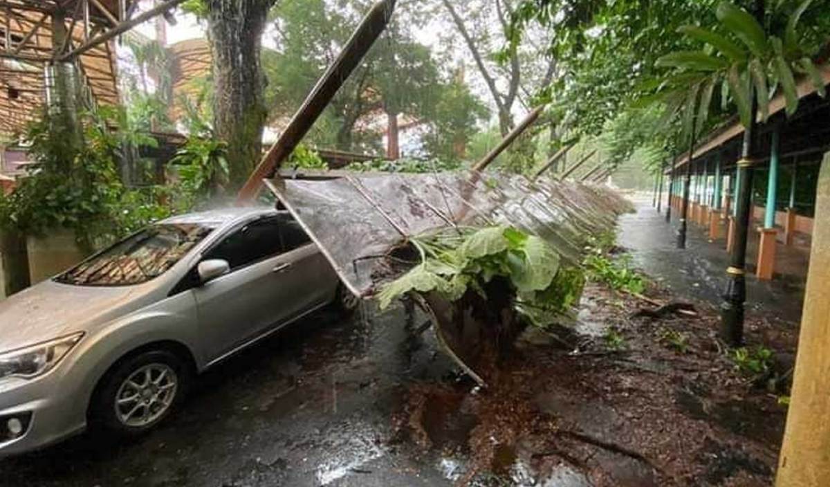 KEADAAN bumbung parkir kakitangan Zoo Taiping dan Night Safari yang runtuh semalam. FOTO Ihsan pembaca