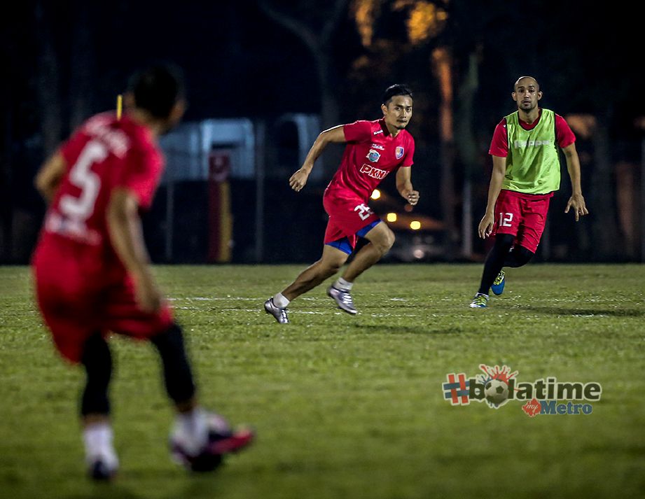 AMIRIZDWAN Taj (kanan) berazam mempertahankan rekod tidak bolos di Piala Super Boost SportsFix di Stadium Nasional, Bukit Jalil malam ini.