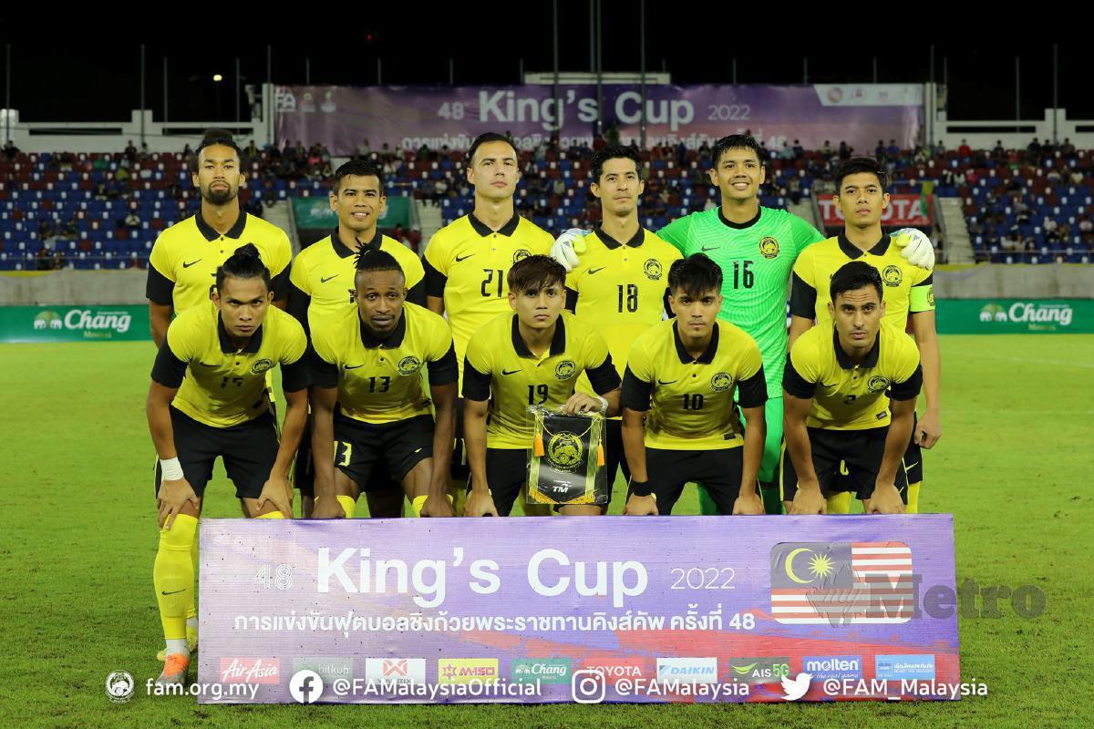 BARISAN kesebelasan negara yang diturunkan di final Piala Raja Thai ke-48 menentang Tajikistan. FOTO FB FAM
