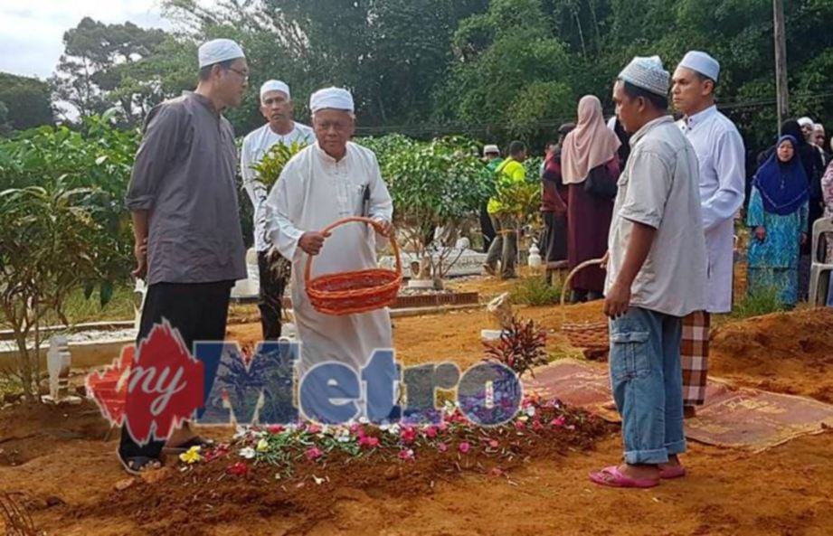 PENGEBUMIAN Pengasas dan Pengerusi pertama Kelab Veteran UMNO, Allahyarham Tan Sri Tajudin Ali, di Tanah Perkuburan Islam Kampung Sungai Ara, Pantai Besar, Batu Kurau, Taiping. FOTO Noor Raudah Awang