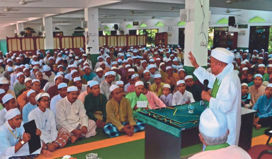 ORANG ramai tekun mendengar kuliah agama dari Allahyarham Tuan Guru Haji Salleh (kanan).
