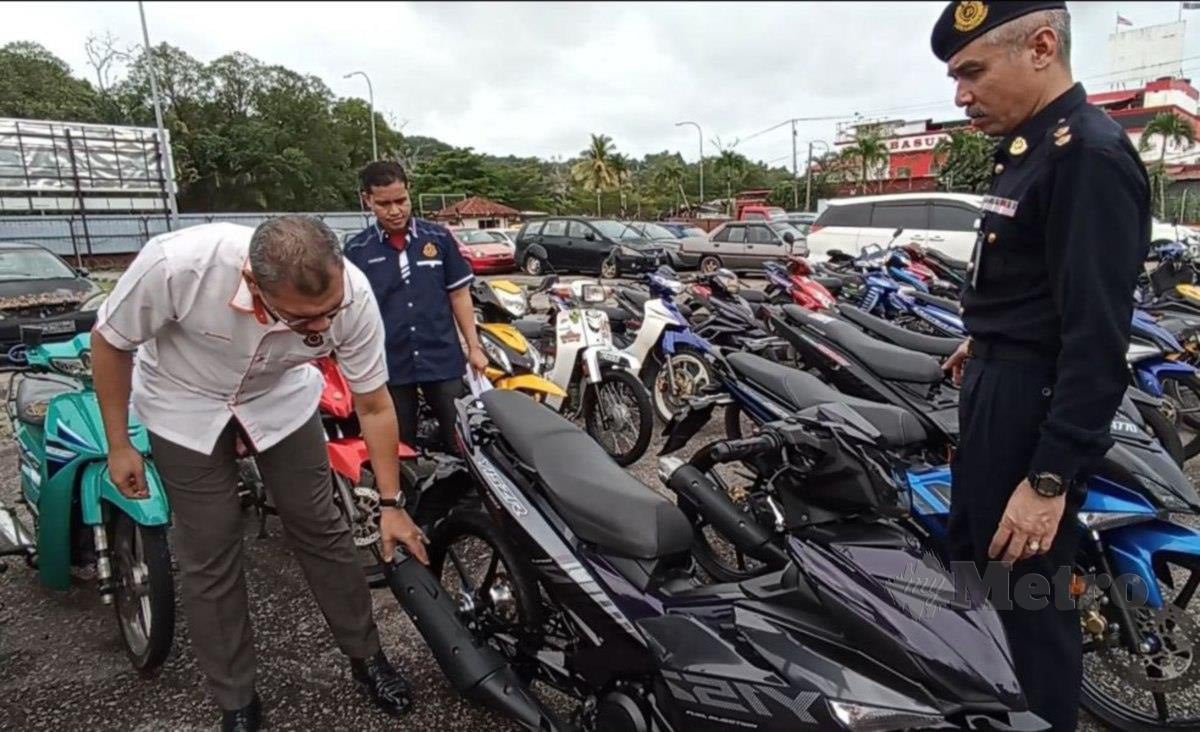 Zulkarnain menunjukkan sebuah motosikal tidak dilengkapi brek belakang yang ditahan dalam Op TBC 2023. FOTO ZAID SALIM