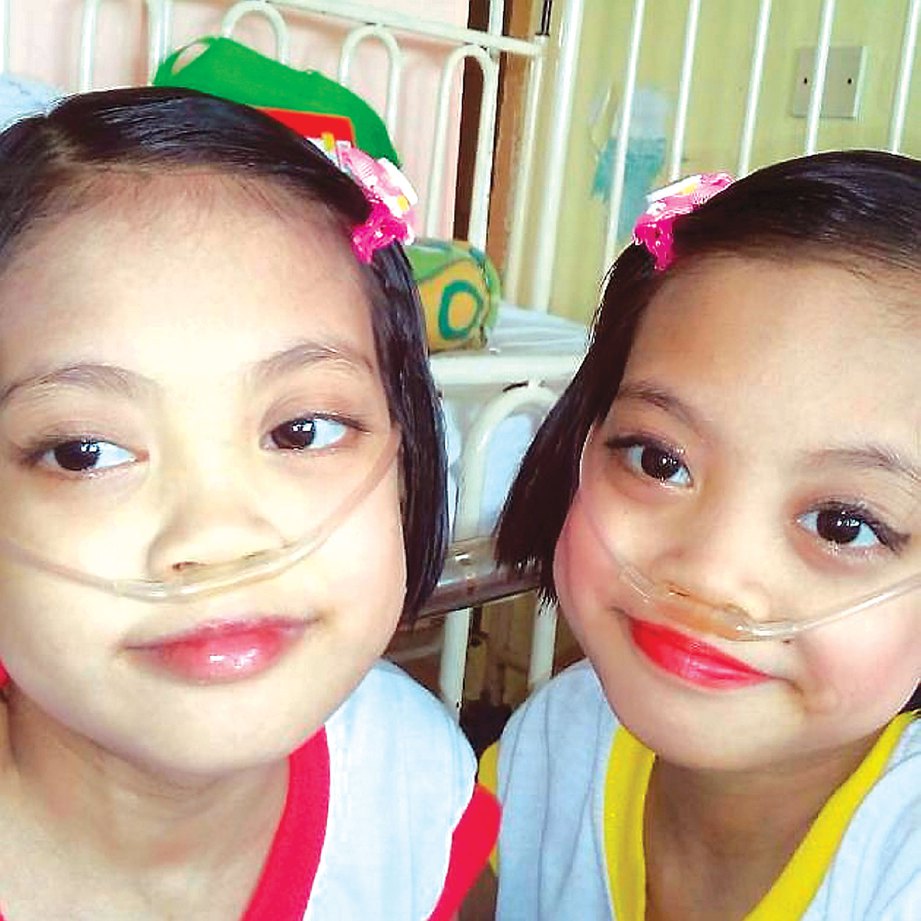 ALIA Syafiqa (kanan) dan Alia Syafeza selepas disahkan mengalami masalah antibodi lemah.