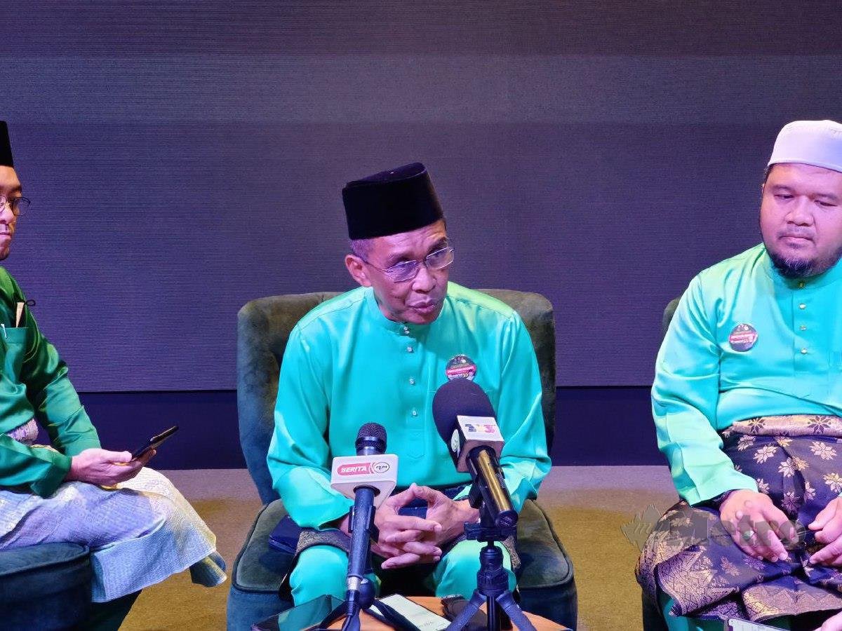 Takiyuddin (tengah) ketika hadir  pada Majlis Mesyuarat Agung Tahunan PAS Parlimen Kota Bharu di sini, hari ini. FOTO NIK ABDULLAH NIK OMAR