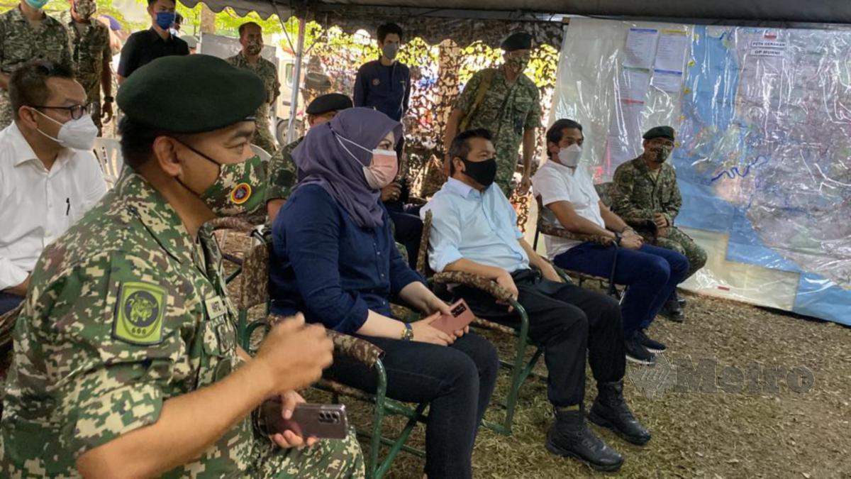IKMAL Hisham (tengah) bersama Khairy (dua dari kanan) dan Rina (dua dari kiri) mendengar taklimat pelaksanaan Ops Murni oleh Angkatan Tentera Malaysia (ATM) di Taman Sri Murni, Seksyen 25, Shah Alam.
