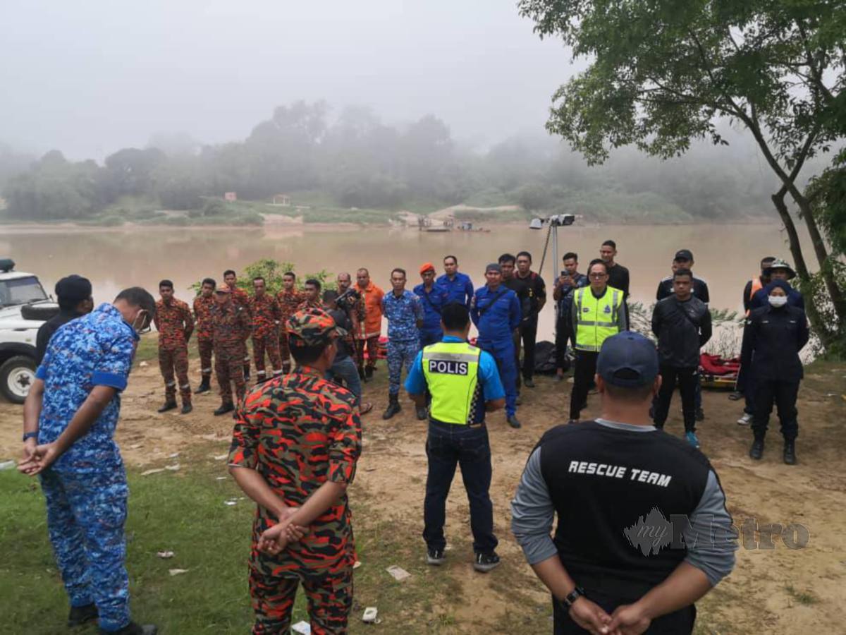 Kamarulzaman Harun menyampaikan taklimat kepada anggota pasukan keselamatan yang terbabit dalam operasi mencari dan menyelamat (SAR) mangsa lemas  di Sungai Pasir Kelang. FOTO HAZIRA AHMAD ZAIDI