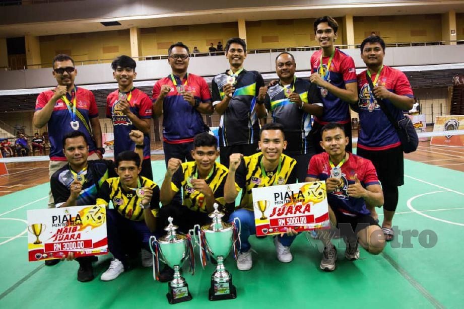 PASUKAN ATM Bentara D (jersi kuning) muncul juara Piala Menteri Besar Terengganu selepas menumpaskan MARA Libas B di Stadium Negeri, semalam. FOTO Malik Muhamad