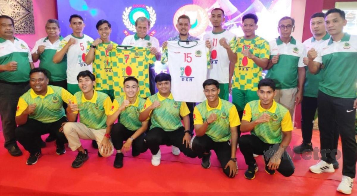 RADHI  (berdiri enam dari kanan) bergambar bersama pasukan sepak takraw Kedah selepas pelancaran pasukan dan jersi untuk saingan Piala Emas Khir Johari (PEKJ) 2024 hari ini. FOTO Izzali Ismail