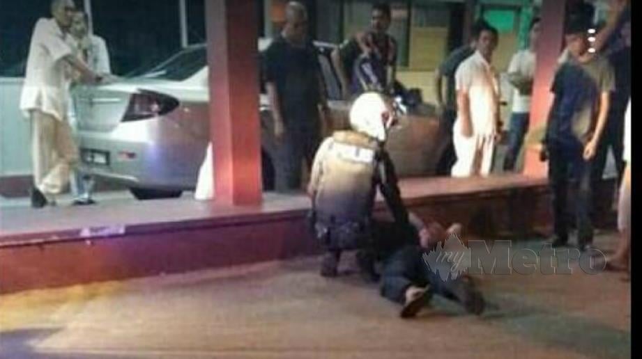 SUSPEK lelaki ditahan di hadapan Hospital Kuala Kangsar, malam tadi sebelum polis menemui sejumlah dadah, pistol mainan dan vest polis dalam kereta dinaikinya. FOTO ihsan pembaca.