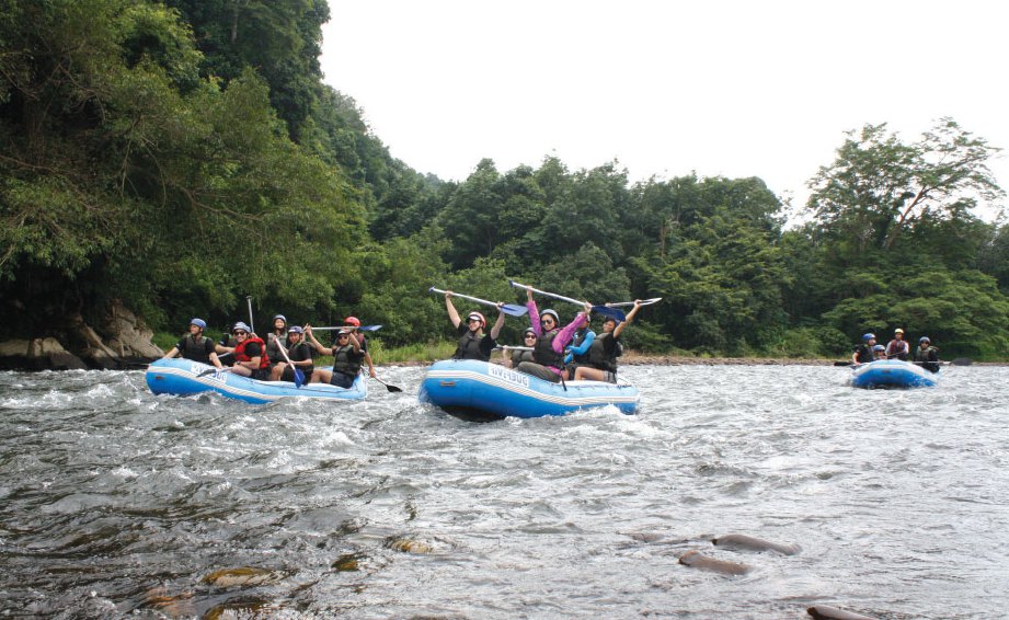 TERPANCAR keseronokan peserta saat berjaya melepasi cabaran berliku di Sungai Kiulu.