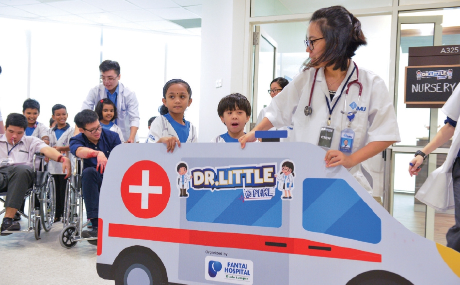 PROGRAM ‘Dr Little’ @ PHKL bantu kanak-kanak atasi ketakutan di hospital.