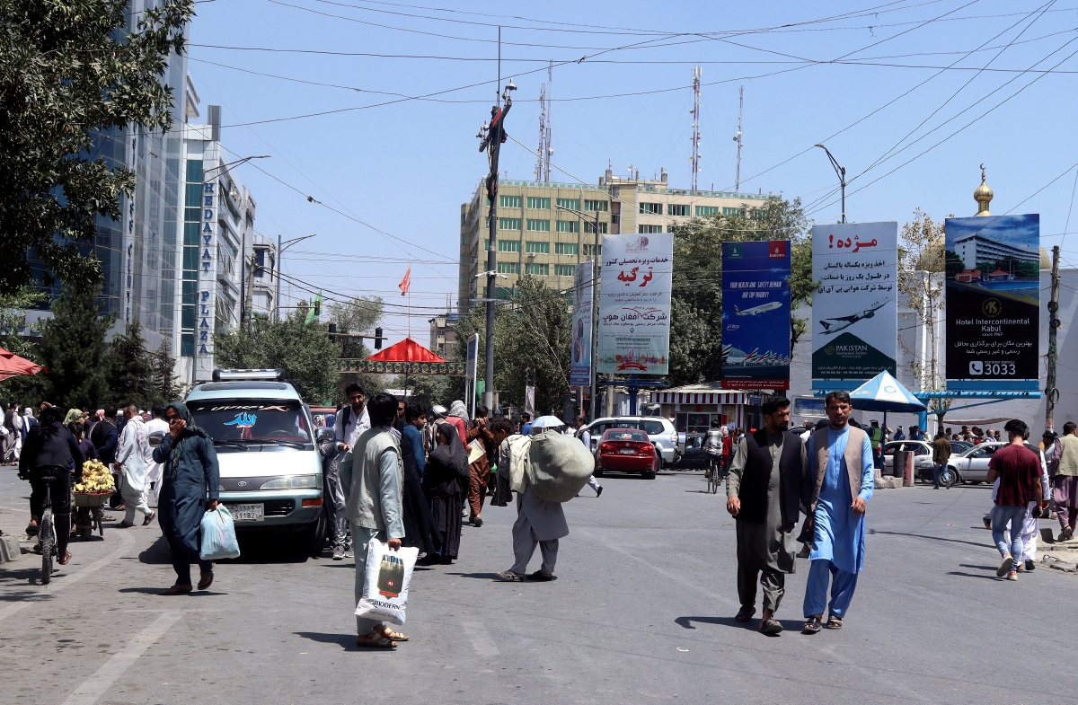 PENDUDUK Kabul bergegas pulang ke rumah selepas berita Taliban sudah menghampiri ibu negara itu. FOTO EPA 