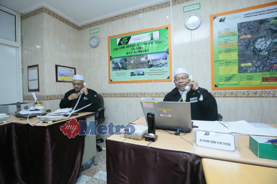 DUA Pembimbing Ibadat Haji Tanah Suci (PIHTAS) menjawab masalah jemaah haji menerusi talian TAIB. FOTO Tuan Asri Tuan Hussein
