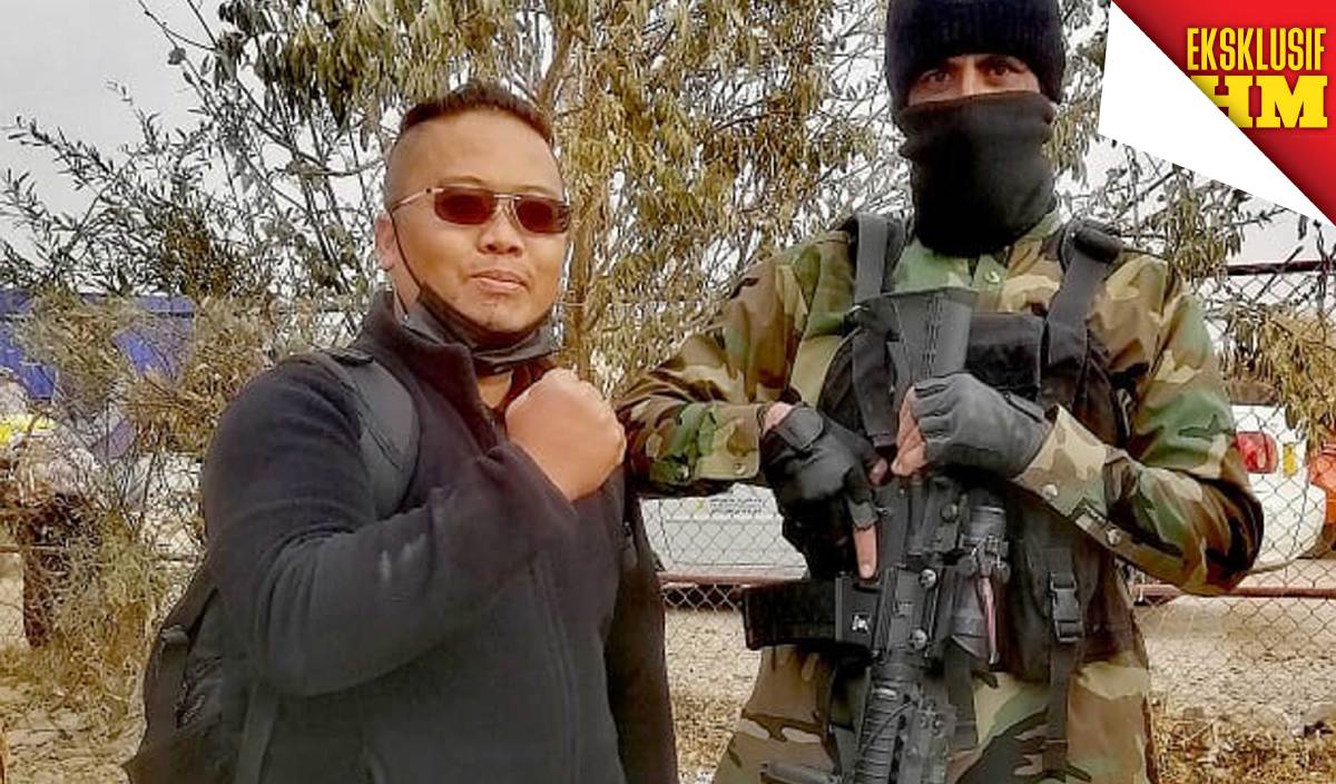 PENULIS bersama salah seorang pejuang Taliban yang lengkap bersenjata di Eslam Qal’ Eh, Afghanistan.