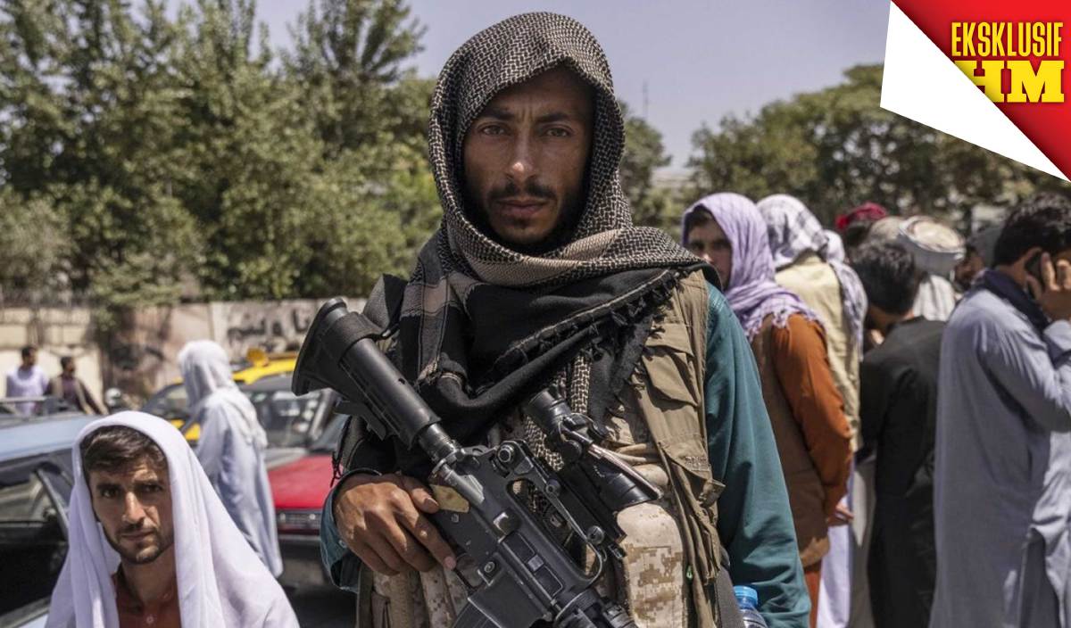 SEORANG pejuang Taliban lengkap bersenjata berkawal di bandar Kabul.