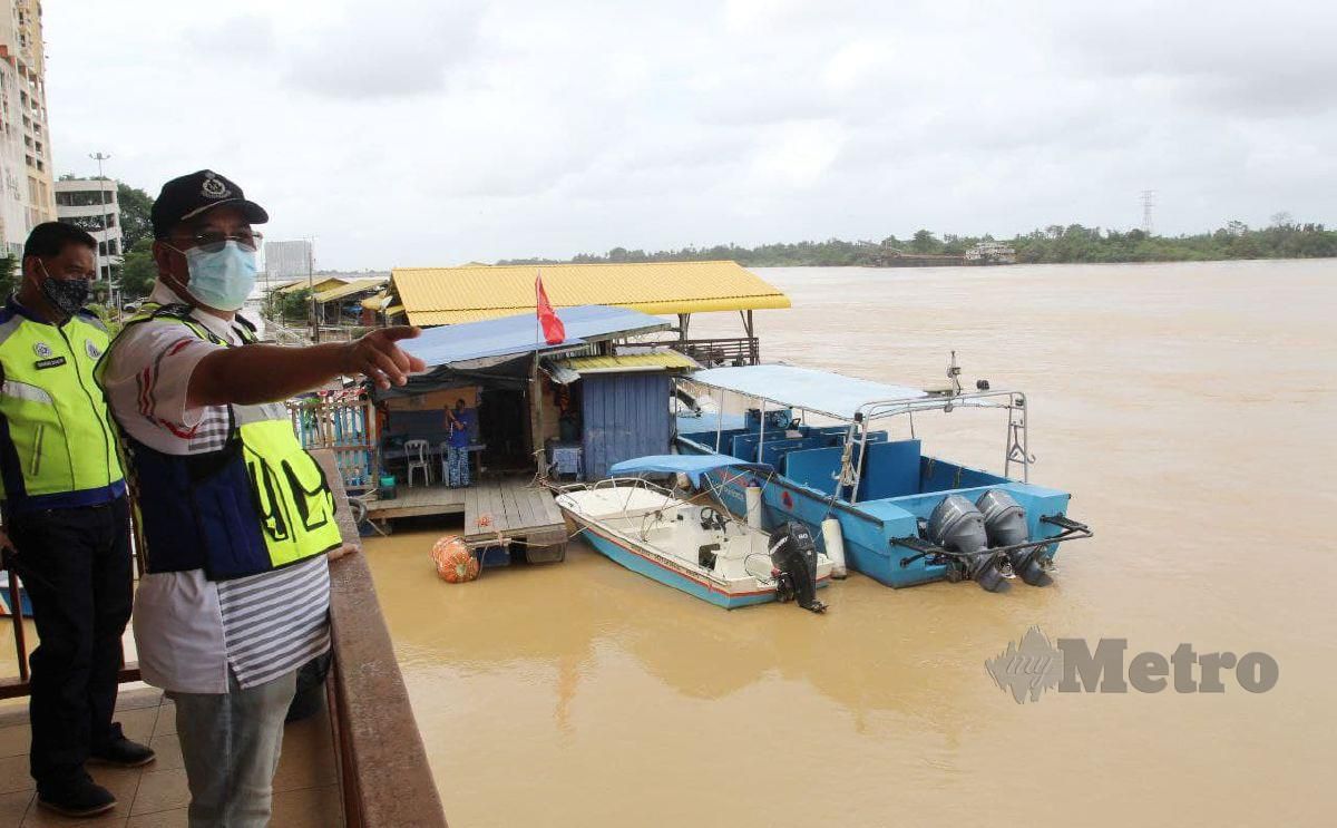 SHAFIEN memantau keadaan banjir di Tambatan Diraja berikutan limpahan air di Sungai Kelantan. FOTO Nik Abdullah Nik Omar