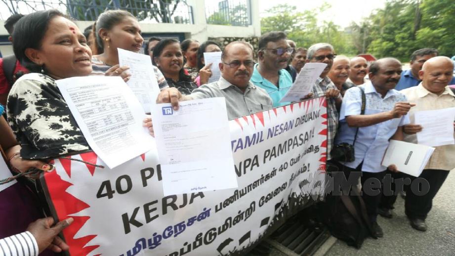 BEKAS kakitangan akhbar berbahasa Tamil membuat laporan polis berikutan majikan gagal membayar gaji di IPD Gombak. FOTO SALHANI IBRAHIM