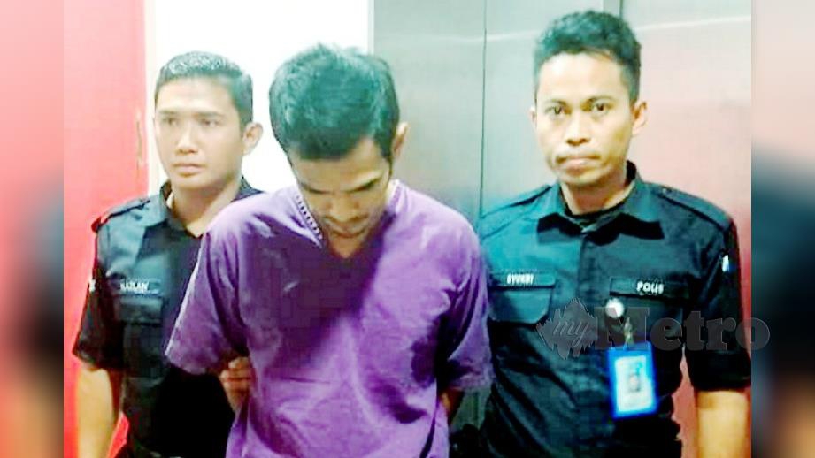 Mohd Hafiz diiringi anggota polis selepas mengaku bersalah dalam dua pertuduhan berasingan tampar isteri dan pukul anak tiri di Mahkamah Majistret Kuala Terengganu, hari ini.