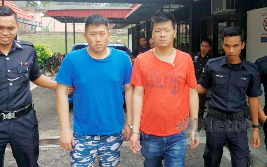 SWEE Thong (kiri) dan Chee Chung didenda oleh Mahkamah Majistret selepas mengaku bersalah atas pertuduhan membantu pemberi pinjaman wang tanpa lesen. FOTO Mohd Khidir Zakaria 