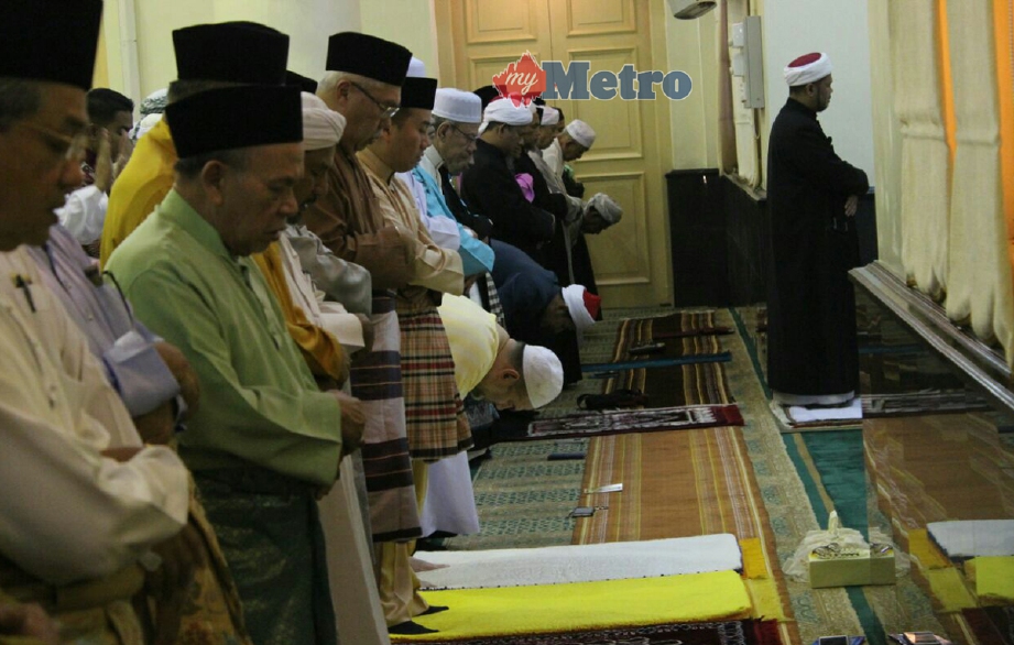 Sultan Kelantan menunaikan solat maghrib berjemaah diMasjid Muhammadi, Kota Bharu, sempena Sambutan Maulidur Rasul Peringkat Negeri Kelantan. - Foto NIK ABDULLAH NIK OMAR