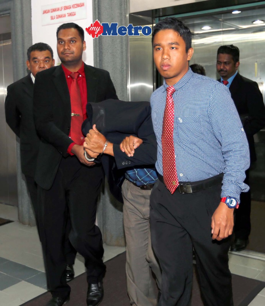 Tertuduh dibawa ke mahkamah oleh pegawai SPRM. FOTO Zulkarnain Ahmad Tajuddin