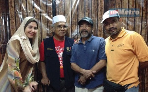 KAMARUL (dua dari kiri) bersama pelakon Tanah iaitu Juhara Ayob dan Mubarak Majid (dua dari kanan).