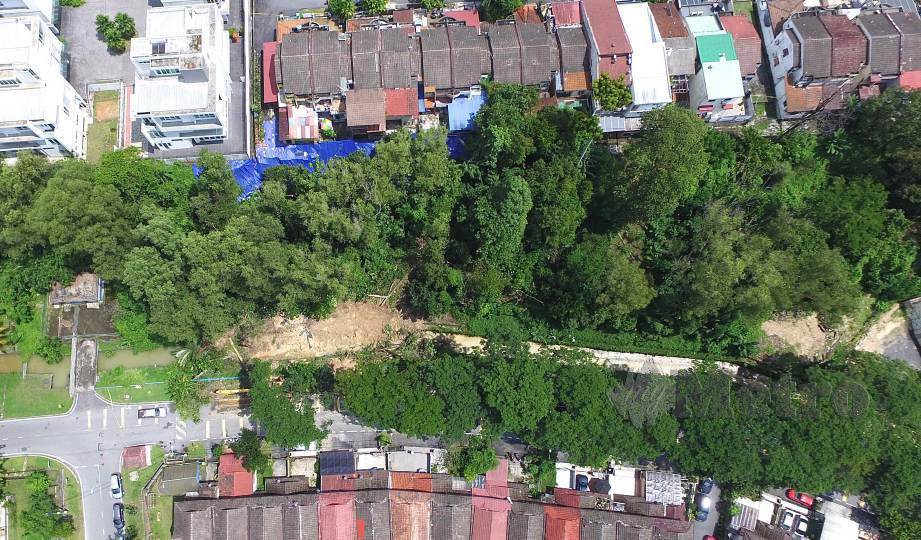 PASUKAN khas akan sentiasa membuat pemantauan di kawasan berisiko bagi memastikan kejadian tanah runtuh seperti yang berlaku di Taman Kelab Ukay, Bukit Antarabangsa tidak berulang. FOTO Fathil Asri