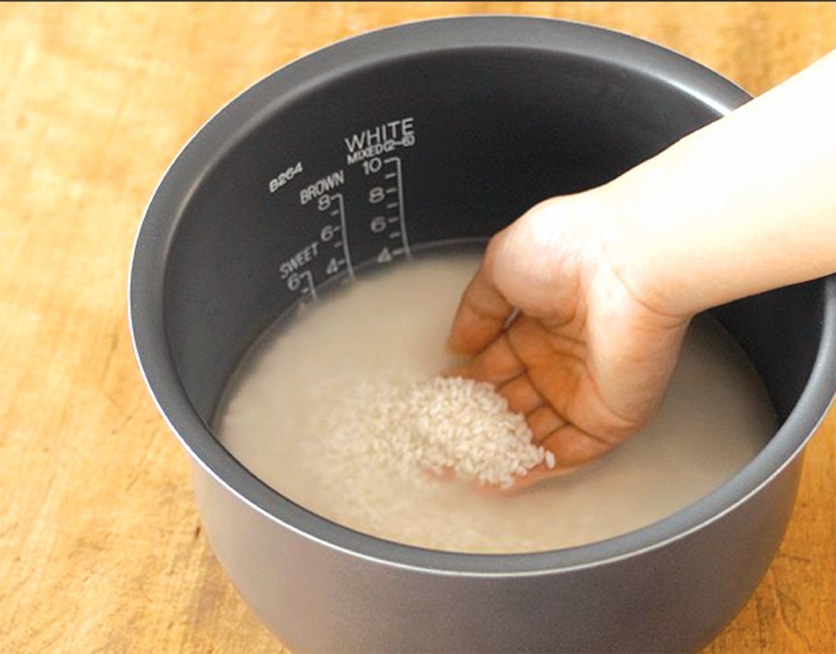 ELAK mencuci beras dalam periuk anti lekat. - FOTO Google